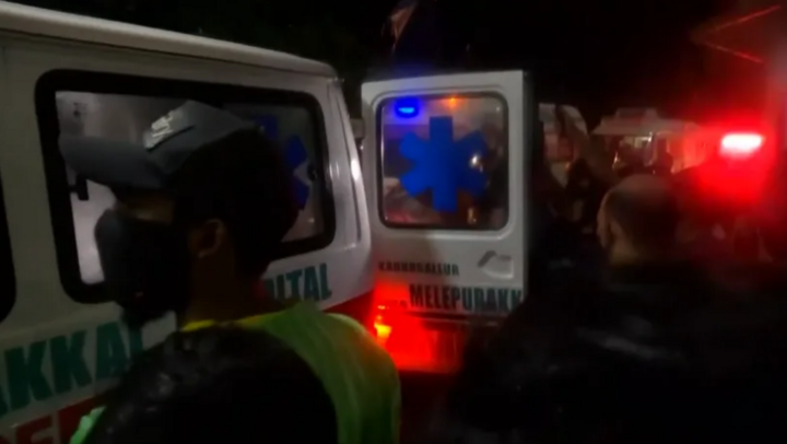 Ảnh, video: Hiện trường vụ máy bay Ấn Độ gãy làm đôi khiến 20 người thiệt mạng - 4