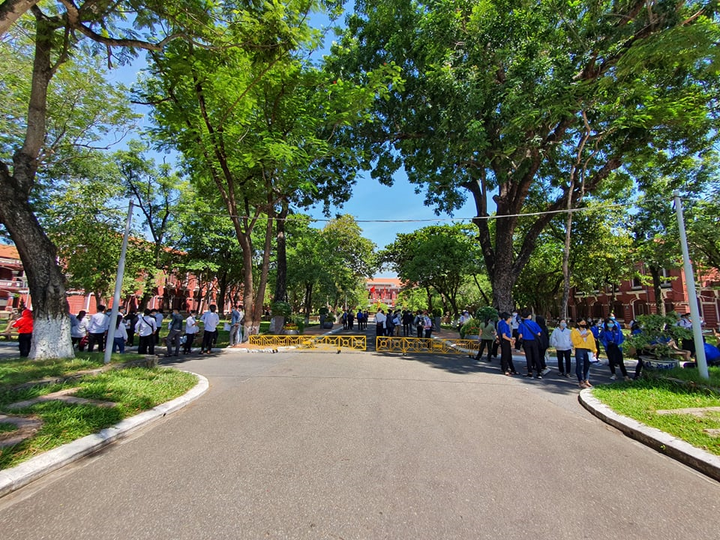 Kiểm tra y tế nghiêm ngặt gần 900.000 thí sinh vào làm thủ tục thi THPT - 14