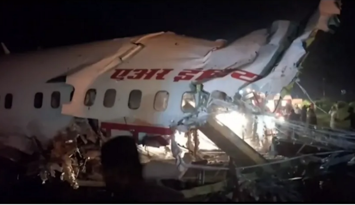 Ảnh, video: Hiện trường vụ máy bay Ấn Độ gãy làm đôi khiến 20 người thiệt mạng - 5