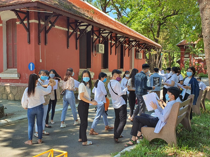 Kiểm tra y tế nghiêm ngặt gần 900.000 thí sinh vào làm thủ tục thi THPT - 16