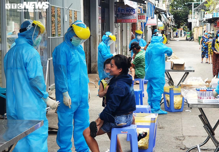 Bộ Y tế dự báo đỉnh dịch COVID-19, Đà Nẵng khẩn trương lấy mẫu xét nghiệm gộp - 5