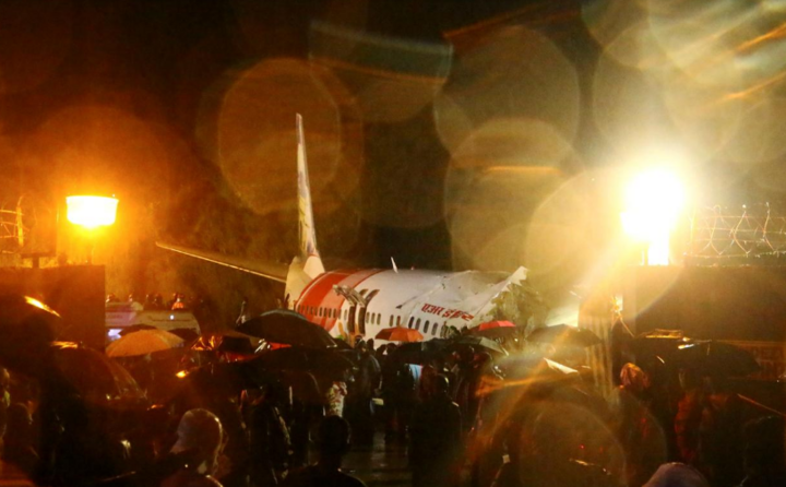 Ảnh, video: Hiện trường vụ máy bay Ấn Độ gãy làm đôi khiến 20 người thiệt mạng - 7