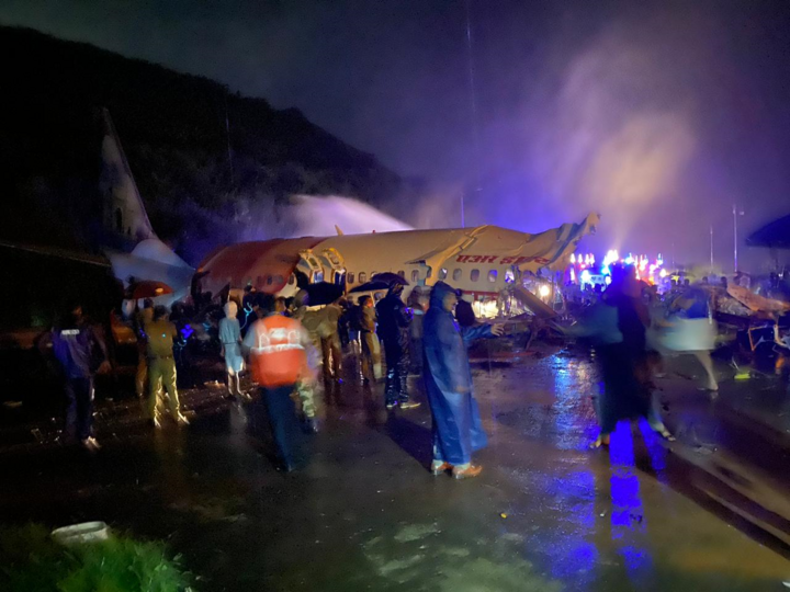 Ảnh, video: Hiện trường vụ máy bay Ấn Độ gãy làm đôi khiến 20 người thiệt mạng - 11