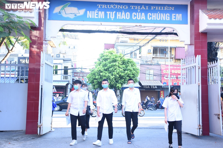 Thí sinh xương thủy tinh được mẹ chở đi thi tốt nghiệp - 1