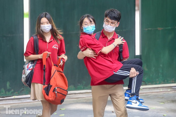 Thí sinh gãy chân được bạn bế rời điểm thi sau giờ làm bài môn Văn - 1