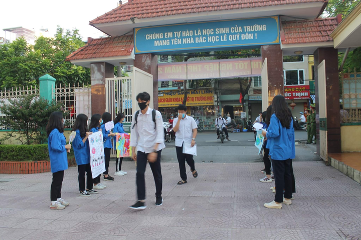 Thí sinh xương thủy tinh được mẹ chở đi thi tốt nghiệp - 9