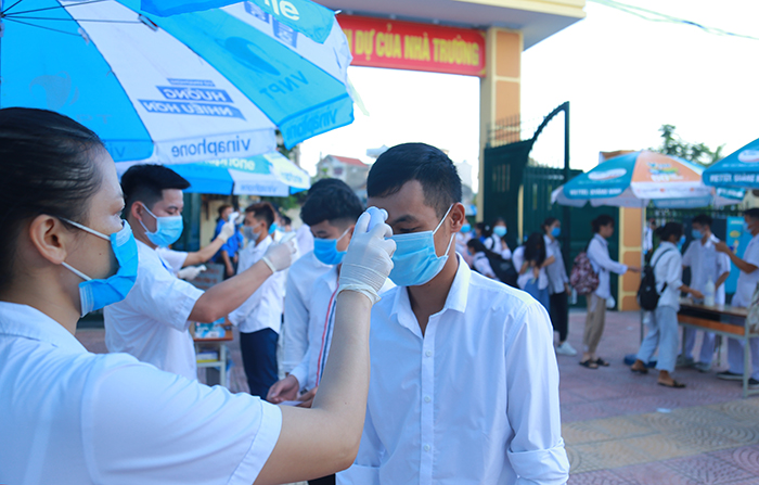 Đề Văn thi tốt nghiệp THPT: Thí sinh vui vẻ rời phòng thi vì đề dễ - 14