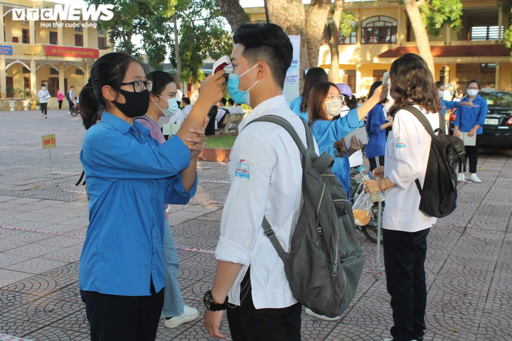 Thí sinh xương thủy tinh được mẹ chở đi thi tốt nghiệp - 10