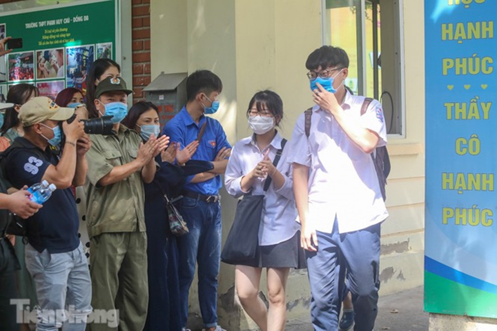 Thí sinh gãy chân được bạn bế rời điểm thi sau giờ làm bài môn Văn - 8