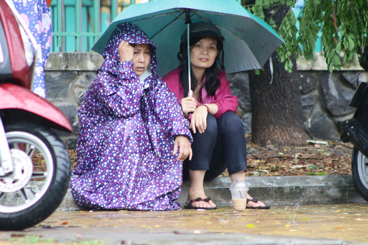 Ảnh: Xúc động phụ huynh TP.HCM dầm mưa chờ con trước cổng trường thi - 3