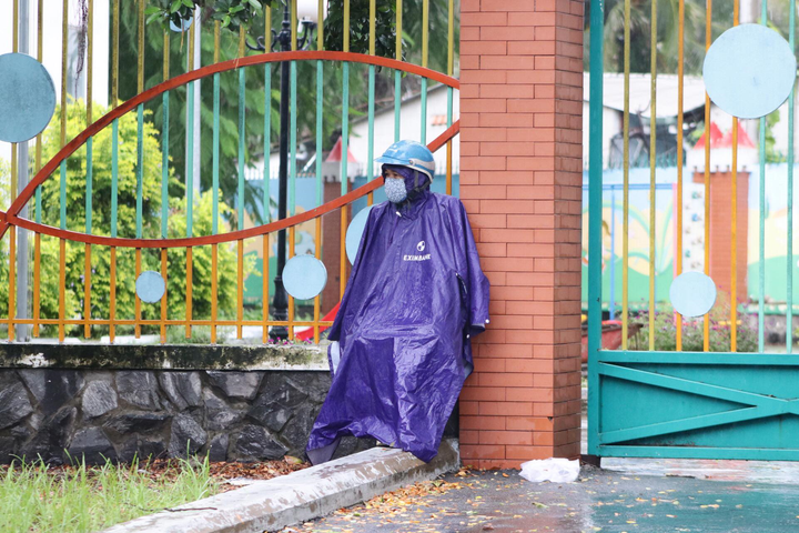 Ảnh: Xúc động phụ huynh TP.HCM dầm mưa chờ con trước cổng trường thi - 5