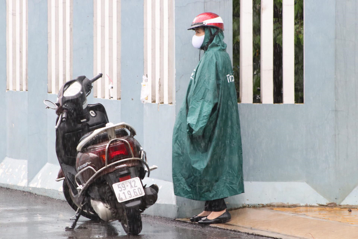 Ảnh: Xúc động phụ huynh TP.HCM dầm mưa chờ con trước cổng trường thi - 7