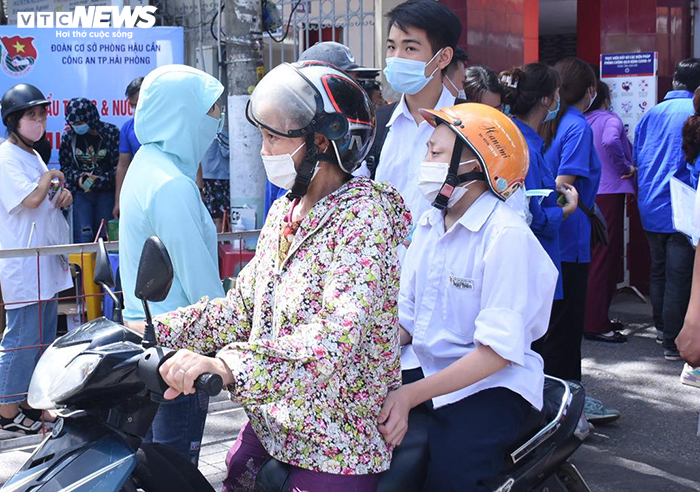 Đề Văn thi tốt nghiệp THPT: Thí sinh vui vẻ rời phòng thi vì đề dễ - 10