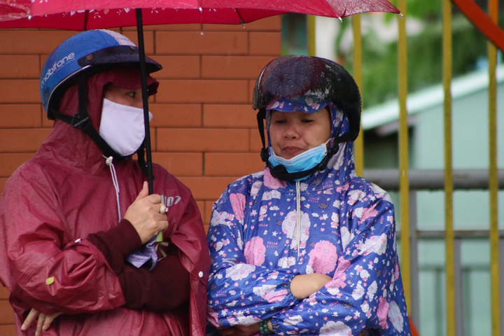 Ảnh: Xúc động phụ huynh TP.HCM dầm mưa chờ con trước cổng trường thi - 8