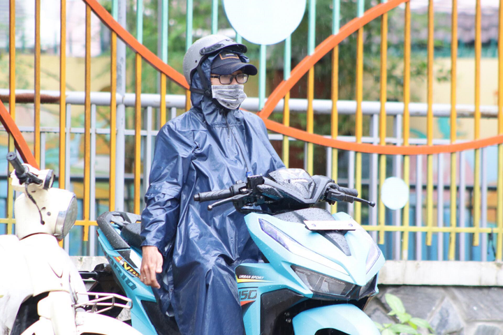 Ảnh: Xúc động phụ huynh TP.HCM dầm mưa chờ con trước cổng trường thi - 4