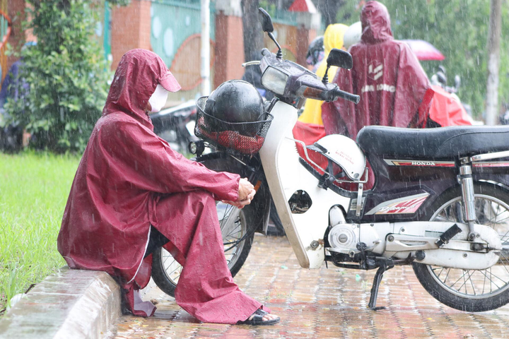 Ảnh: Xúc động phụ huynh TP.HCM dầm mưa chờ con trước cổng trường thi - 2