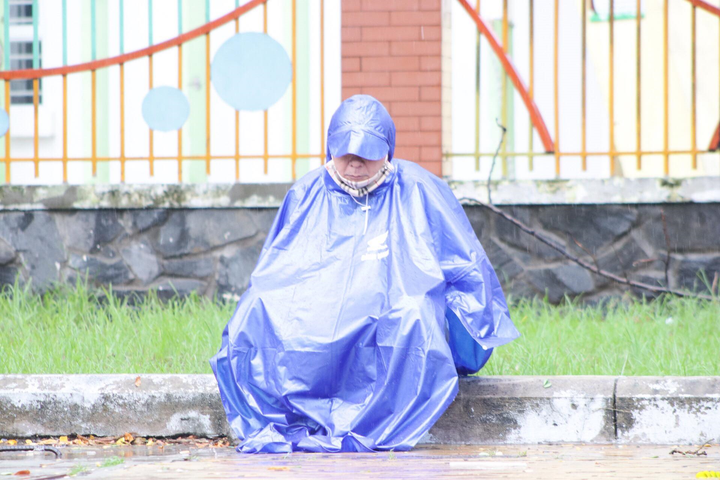 Ảnh: Xúc động phụ huynh TP.HCM dầm mưa chờ con trước cổng trường thi - 6