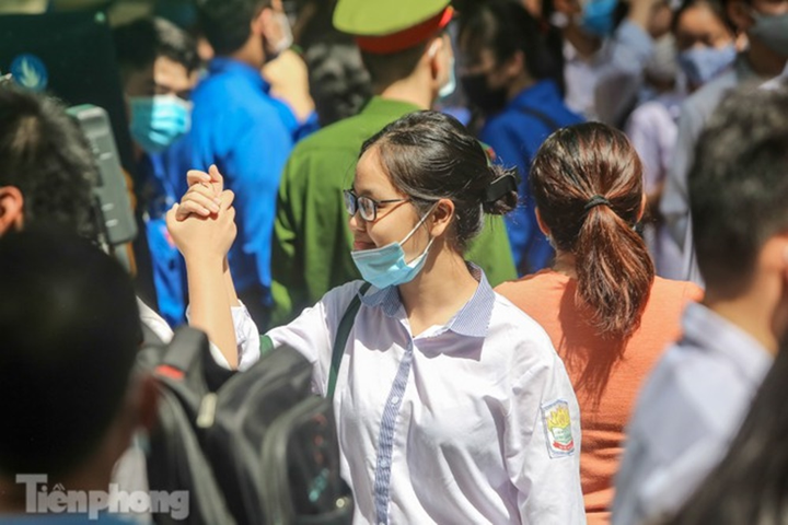 Thí sinh gãy chân được bạn bế rời điểm thi sau giờ làm bài môn Văn - 9