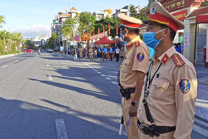 Đề Văn thi tốt nghiệp THPT: Thí sinh vui vẻ rời phòng thi vì đề dễ - 15