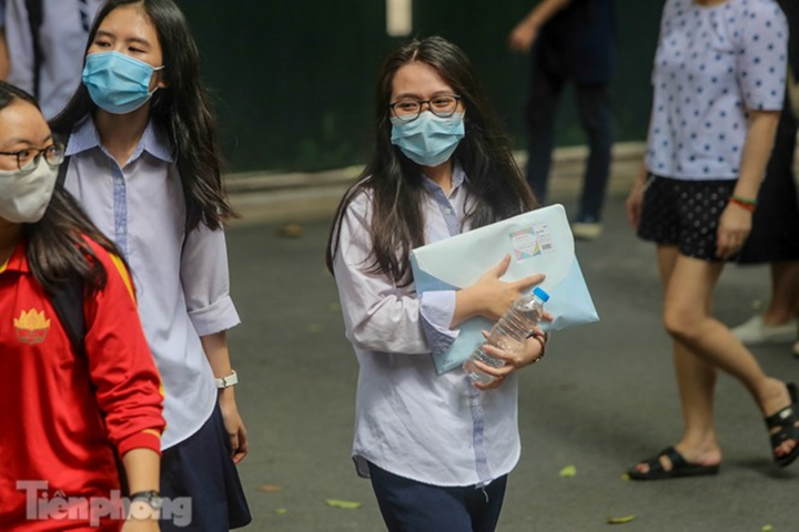 Thí sinh gãy chân được bạn bế rời điểm thi sau giờ làm bài môn Văn - 10