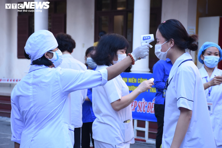 Thí sinh xương thủy tinh được mẹ chở đi thi tốt nghiệp - 2