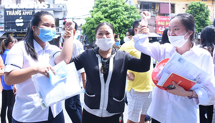 Đề Văn thi tốt nghiệp THPT: Thí sinh vui vẻ rời phòng thi vì đề dễ - 6