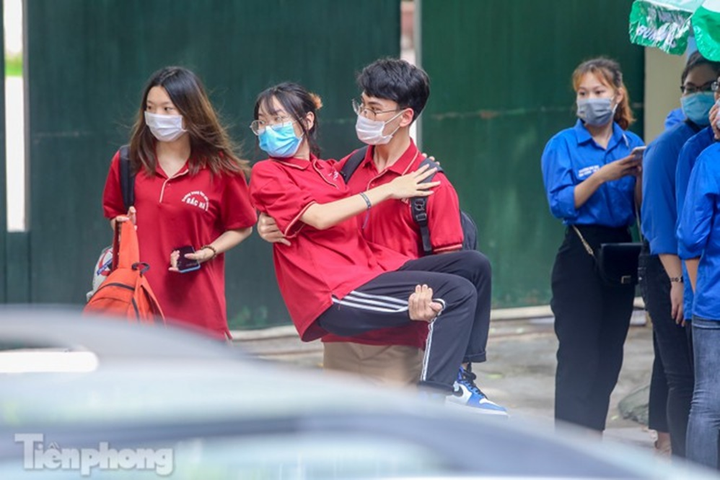 Thí sinh gãy chân được bạn bế rời điểm thi sau giờ làm bài môn Văn - 2