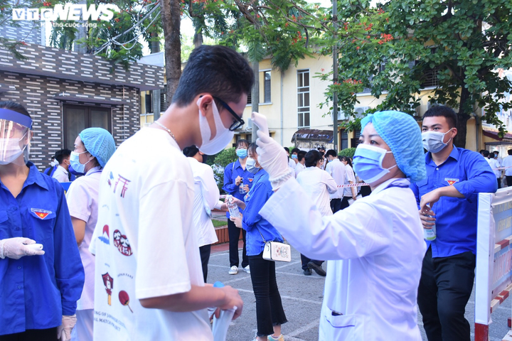 Thí sinh xương thủy tinh được mẹ chở đi thi tốt nghiệp - 5