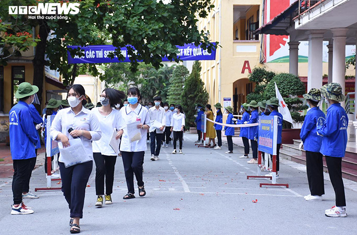 Đề Văn thi tốt nghiệp THPT: Thí sinh vui vẻ rời phòng thi vì đề dễ - 7