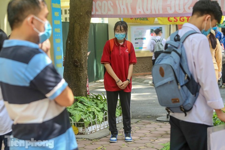 Thí sinh gãy chân được bạn bế rời điểm thi sau giờ làm bài môn Văn - 3