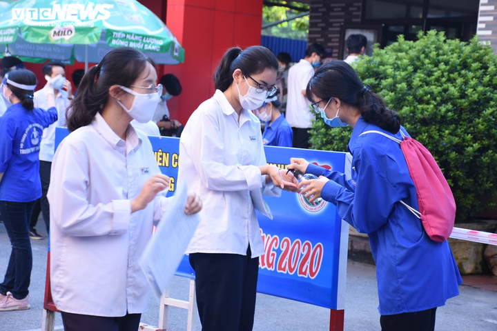 Thí sinh xương thủy tinh được mẹ chở đi thi tốt nghiệp - 6