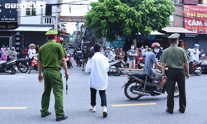 Đề Văn thi tốt nghiệp THPT: Thí sinh vui vẻ rời phòng thi vì đề dễ - 9