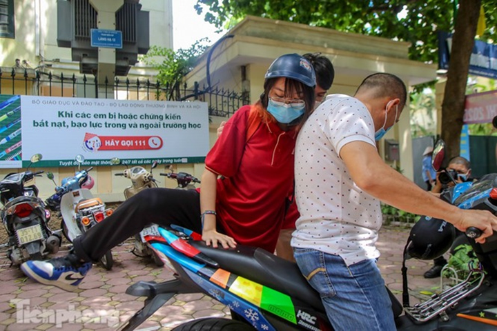 Thí sinh gãy chân được bạn bế rời điểm thi sau giờ làm bài môn Văn - 5