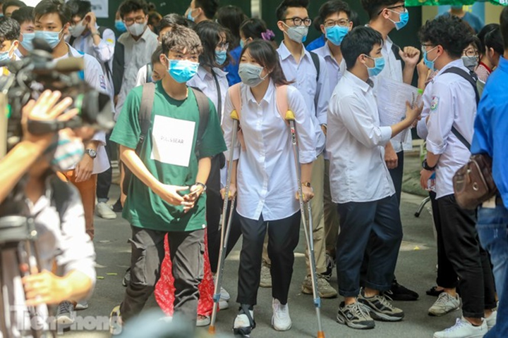 Thí sinh gãy chân được bạn bế rời điểm thi sau giờ làm bài môn Văn - 6