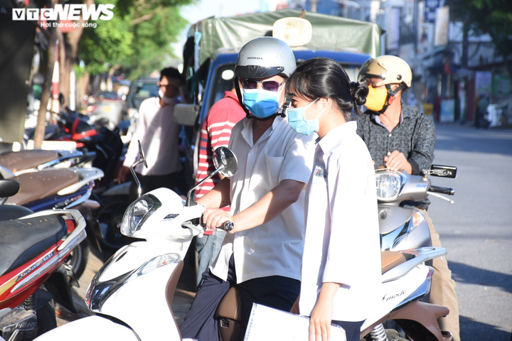 Thí sinh xương thủy tinh được mẹ chở đi thi tốt nghiệp - 7