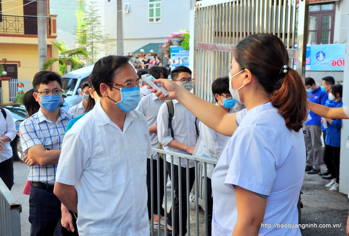 Đề Văn thi tốt nghiệp THPT: Thí sinh vui vẻ rời phòng thi vì đề dễ - 11