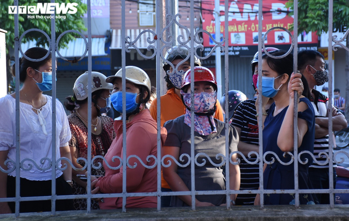 Thí sinh xương thủy tinh được mẹ chở đi thi tốt nghiệp - 8