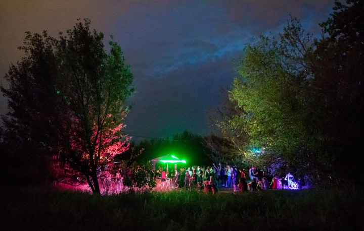 Phớt lờ COVID-19, dân châu Âu tổ chức tiệc thâu đêm ở công viên - 2