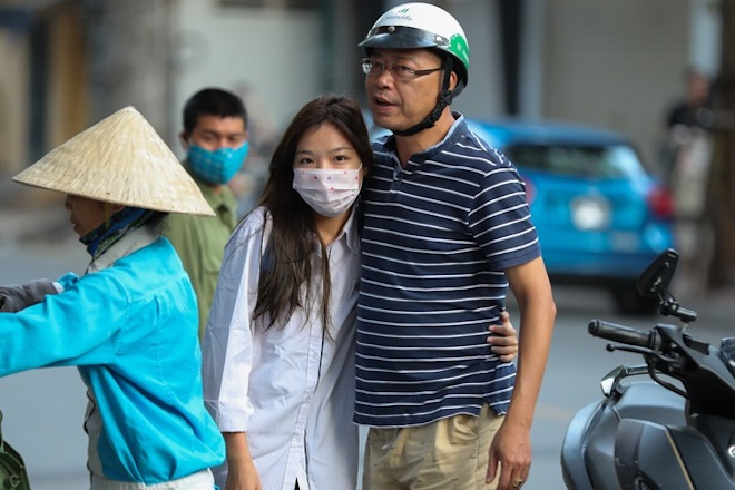 Thí sinh được bạn thân căng băng rôn chào đón như thần tượng - 4