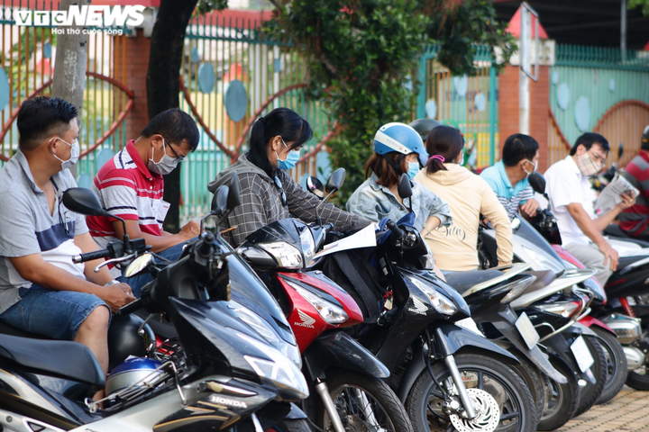 Ảnh: Sĩ tử Sài Gòn đo thân nhiệt, đeo khẩu trang vào phòng thi tốt nghiệp THPT - 13