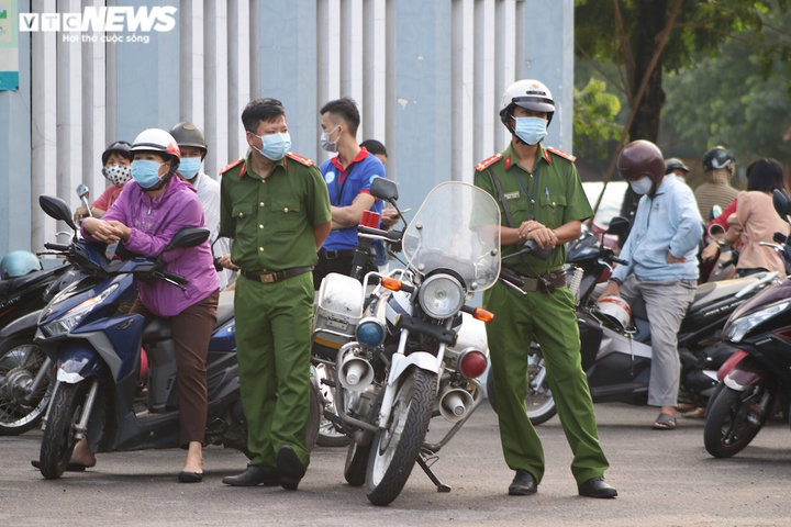 Ảnh: Sĩ tử Sài Gòn đo thân nhiệt, đeo khẩu trang vào phòng thi tốt nghiệp THPT - 11