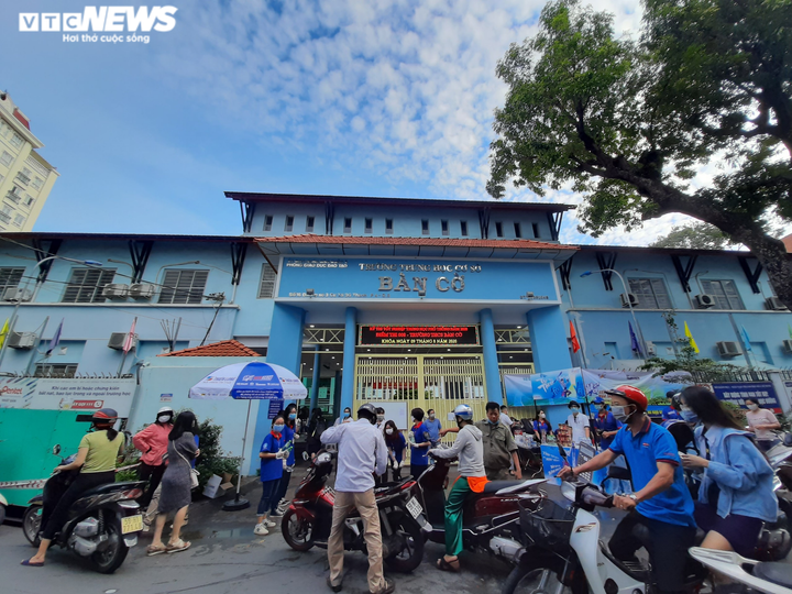 Ảnh: Sĩ tử Sài Gòn đo thân nhiệt, đeo khẩu trang vào phòng thi tốt nghiệp THPT - 10