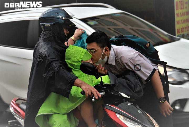 Thí sinh TP.HCM đội mưa tới trường thi môn Toán - 2