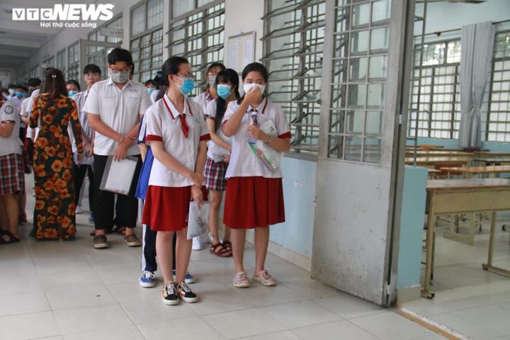 Ảnh: Sĩ tử Sài Gòn đo thân nhiệt, đeo khẩu trang vào phòng thi tốt nghiệp THPT - 6