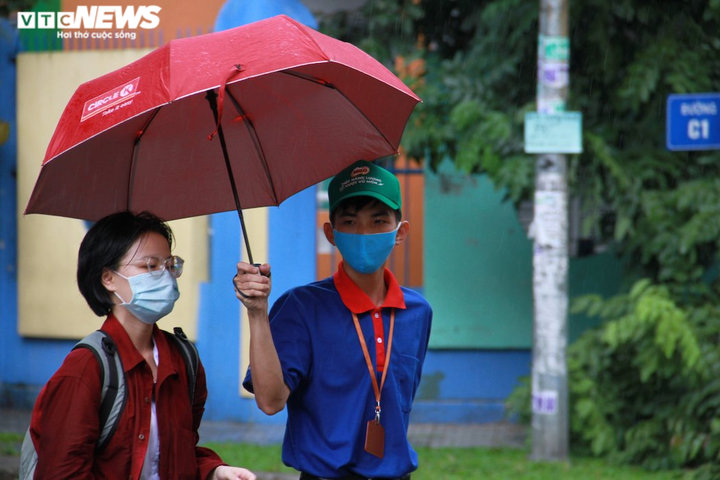 Thí sinh TP.HCM đội mưa tới trường thi môn Toán - 3