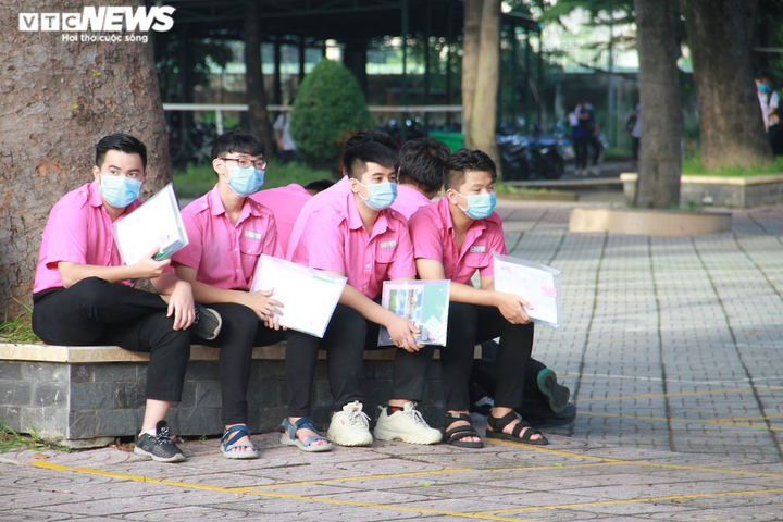 Ảnh: Sĩ tử Sài Gòn đo thân nhiệt, đeo khẩu trang vào phòng thi tốt nghiệp THPT - 4
