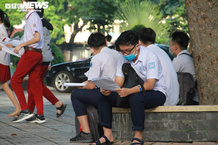 Ảnh: Sĩ tử Sài Gòn đo thân nhiệt, đeo khẩu trang vào phòng thi tốt nghiệp THPT - 3