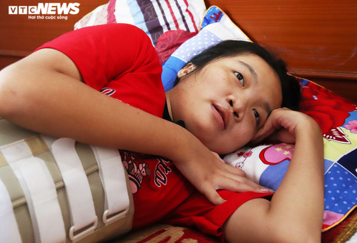 Không thể đi lại sau phẫu thuật cột sống, thí sinh Hà Nội bỏ lỡ kỳ thi THPT - 3