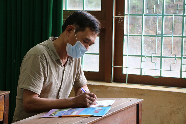 Cán bộ Hội Cựu chiến binh 53 tuổi thi tốt nghiệp THPT - 1