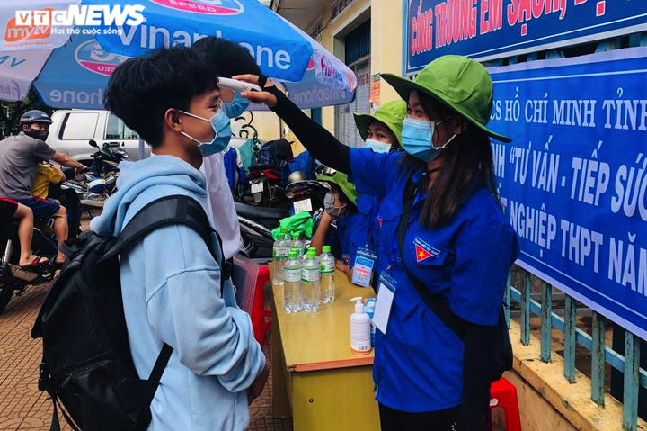 Xúc động nữ tình nguyện viên bước đi khập khiễng tiếp sức sĩ tử thi tốt nghiệp - 2